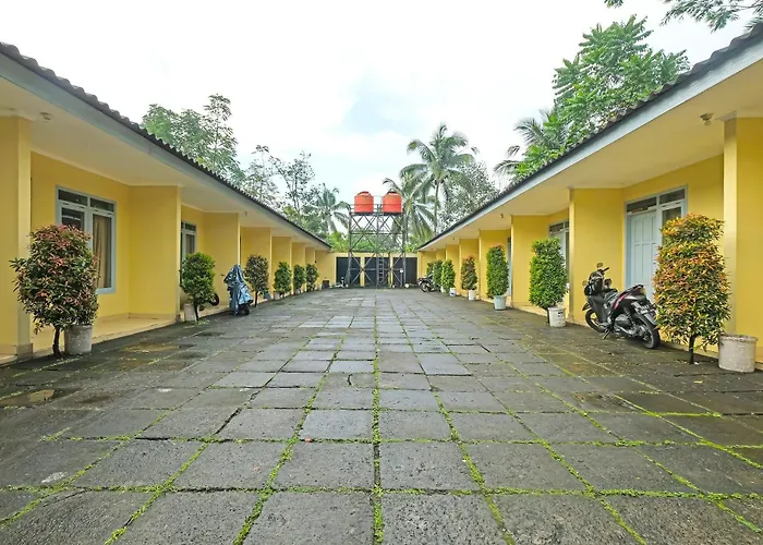Oyo 92485 Hotel Family