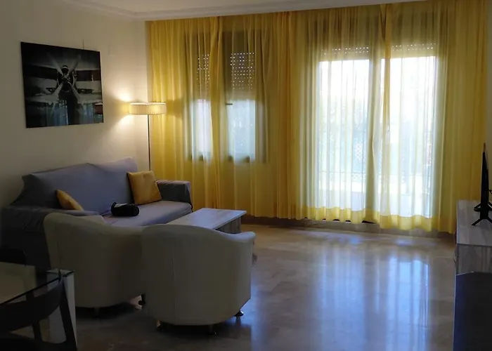 Apartamento De Dos Dormitorios Y Un Bano Con Piscinas Y Jardines Cercano A La Playa