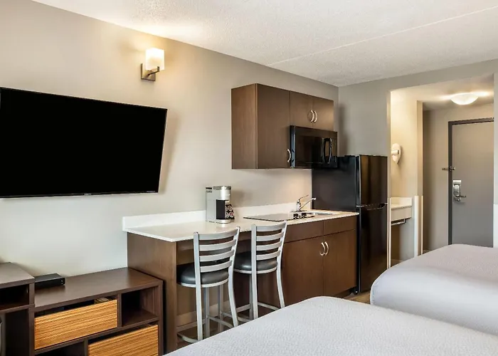 Super 8 By Wyndham Winnipeg West