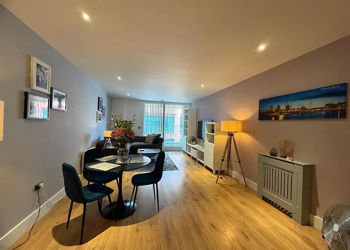 Spacious Luxury Waterfront Apartment