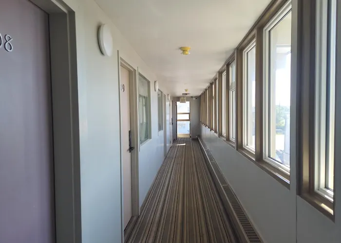 Canadiana Motel