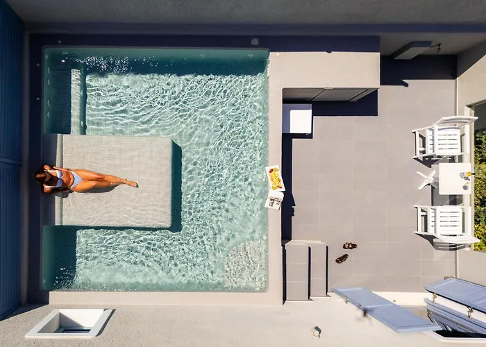 Acroterra Rosa Luxury Suites & Spa