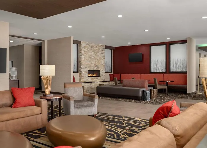 Ramada By Wyndham Grand Forks Hotel