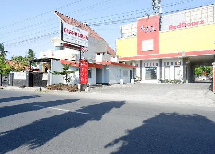 Reddoorz Plus Near Stadion Wijaya Kusuma