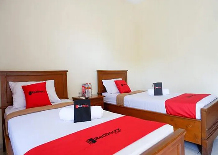Reddoorz Plus Near Stadion Wijaya Kusuma