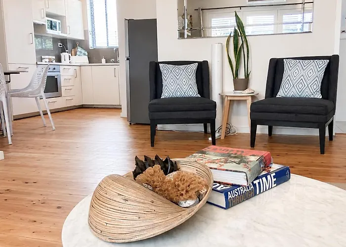 Central 2 Bedroom Apartment - Walk To Beach & Cbd - Sleeps 5