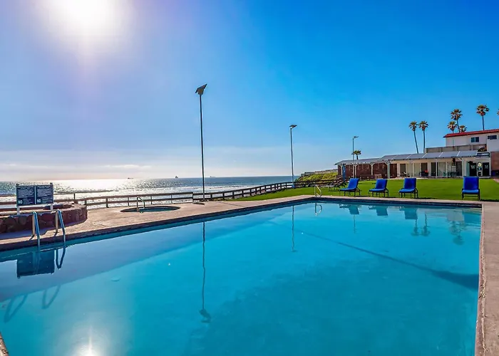 Dog-Friendly Suite With Hot Tub, Kitchenette, Heated Outdoor Pool, Private Patio