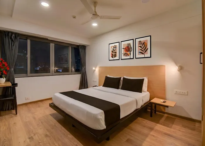 Super Townhouse Balewadi High Street