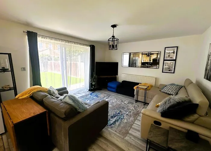 Luxury 3-Bed Ilford Modern Comfort & Elegance