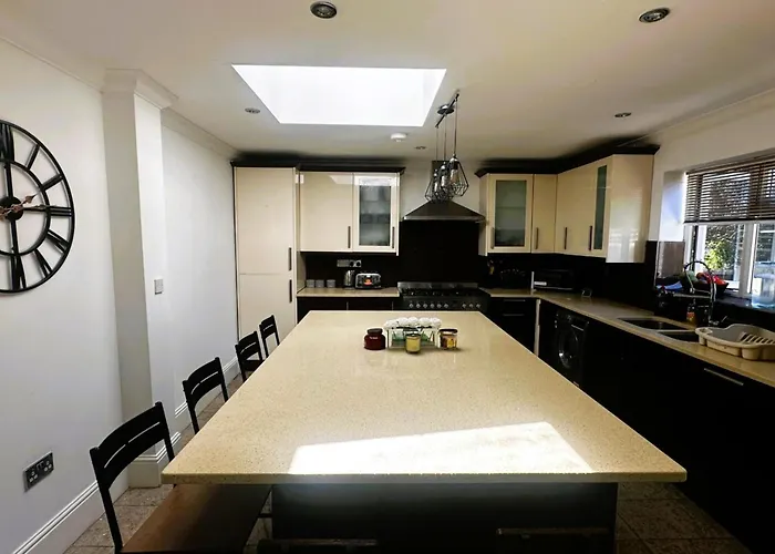 Luxury 3-Bed Ilford Modern Comfort & Elegance