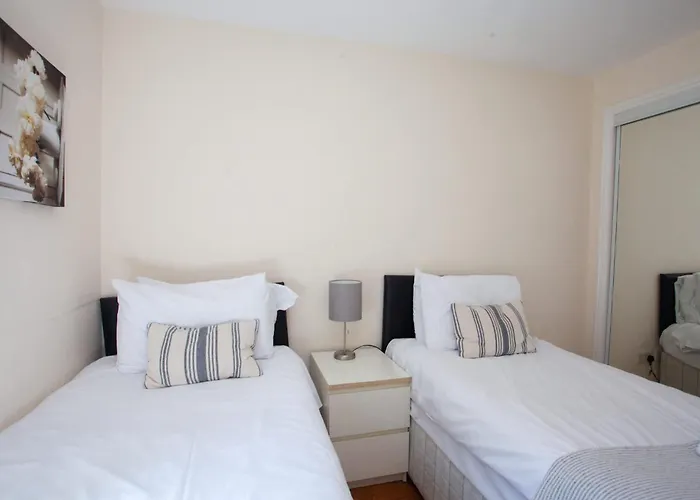 Homely Flat Close To Centre With Free Parking
