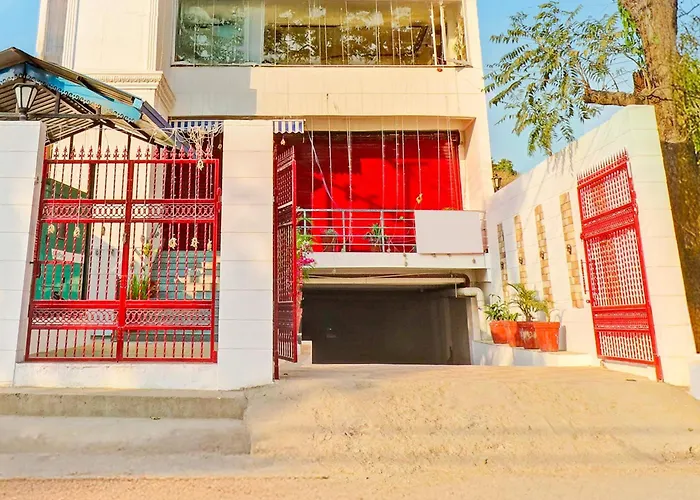 Super Townhouse Patel Nagar Near Saharanpur Chowk Dehradun Formerly Calista Square
