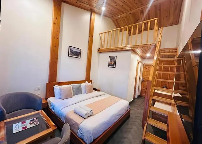 Himalayan River Resort, Manali- #Riverside #Private Parking #Scenic River & Mountain View #Open Cafe # Spacious Room #Big Garden With Campfire