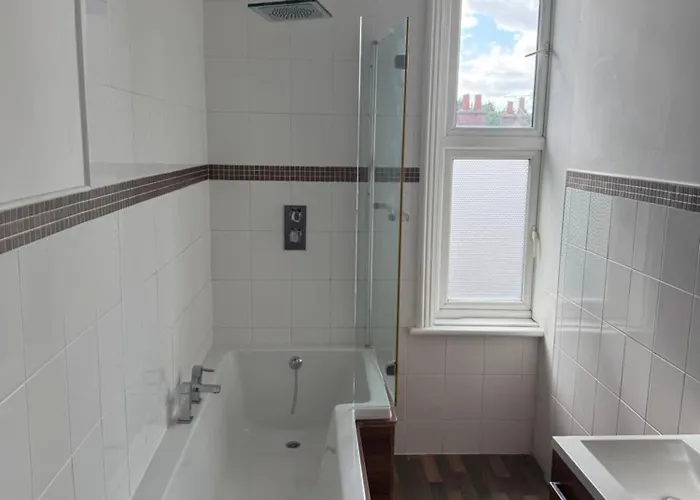 Spacious Wakefield 3Bed -Free Parking Sleeps 5