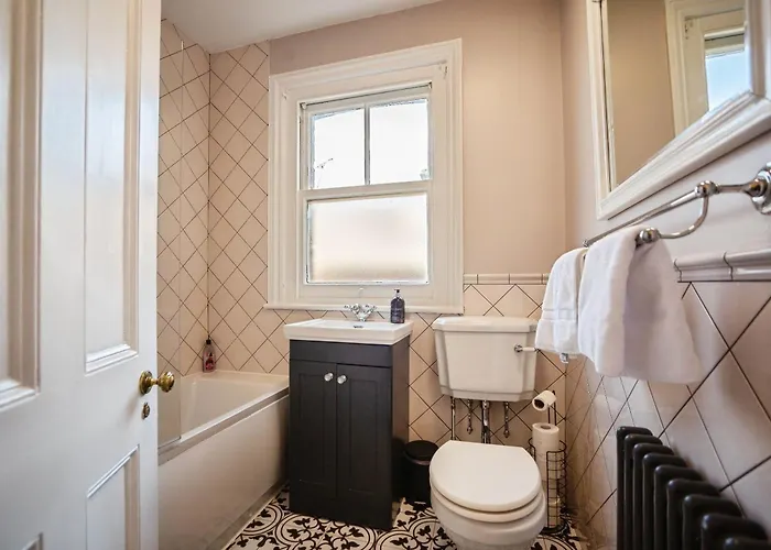 Large Victorian Apartment With High Speed Wifi 350Mbps