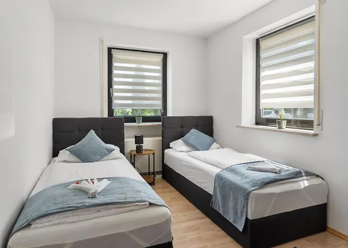 Kms Homes - Garden - Netflix - Modern