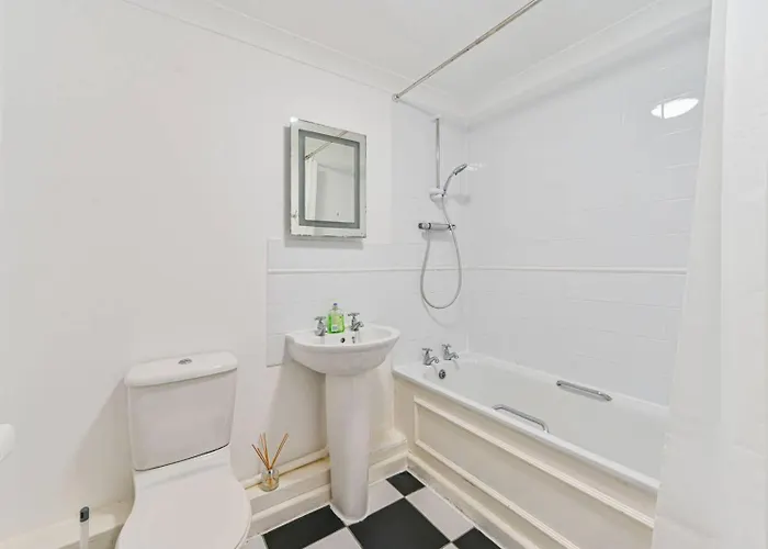 Spacious 2-Bed Flat With Free Parking, Bromley