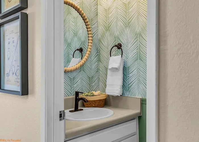 Mid-Century Stay With Pool ,Golf Retreat And Cool Comfort