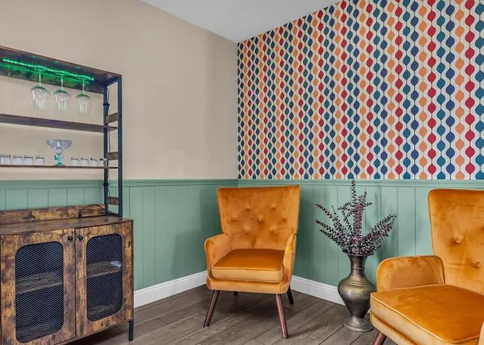 Mid-Century Stay With Pool ,Golf Retreat And Cool Comfort