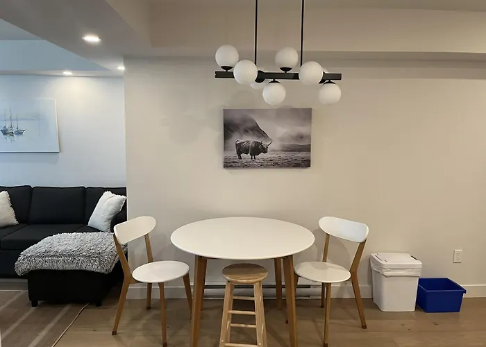 Cedar & Sage Luxury Modern Suite With Full Kitchen