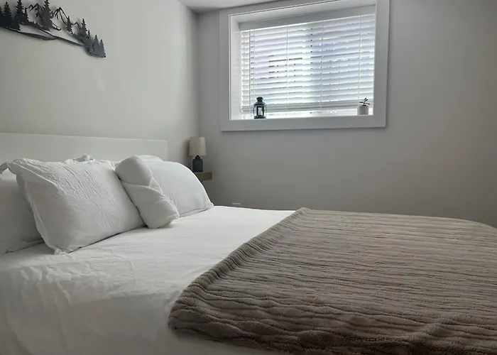 Cedar & Sage Luxury Modern Suite With Full Kitchen