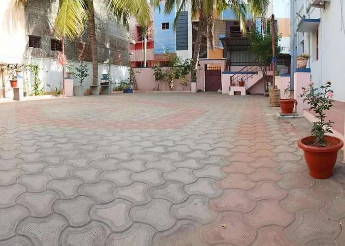 Yavarum Kelir - 3 Bedroom Family Stay Villa
