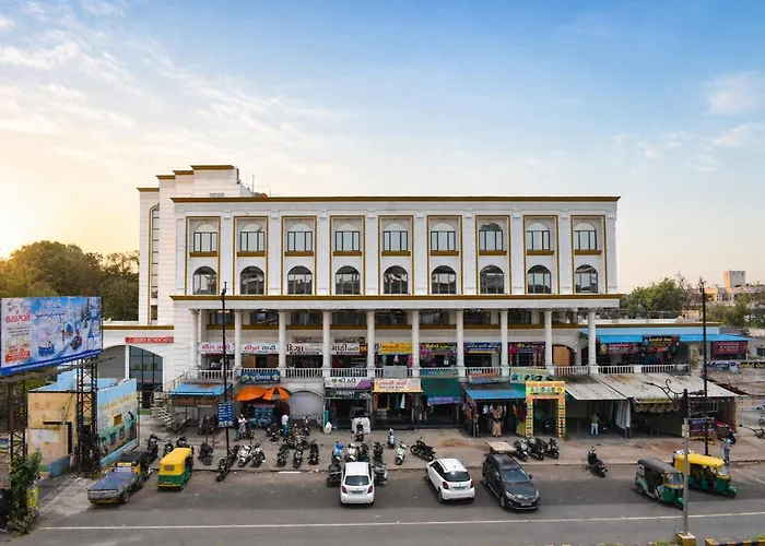 Hotel Golden Retreat - At Anand Railway Station