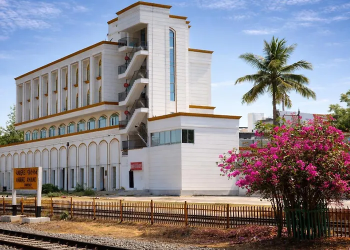 Hotel Golden Retreat - At Anand Railway Station