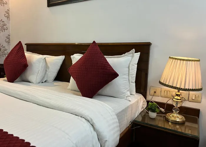 Hotel Chanchal Deluxe -A Unit Of Nihar Hotels-Just 2 Minutes Walking Distance From New Delhi Railway Station