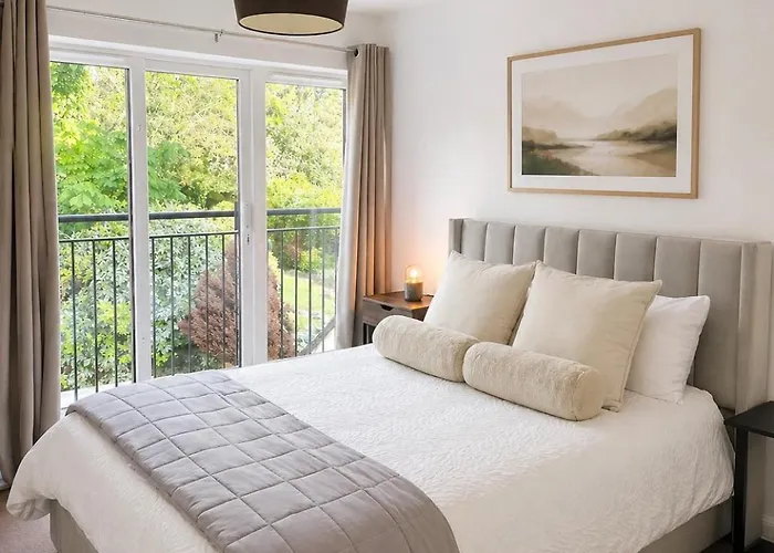 East Croydon Stylish 2-Bed 2-Bath Apartment With Free Secure Parking