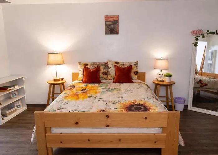 Beautiful Stay Near Downtown In Oleander Sunset
