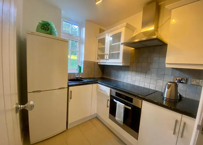 2 Bed City Center Apartment Near Station With Parking