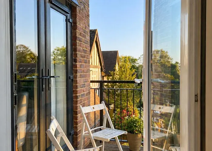 East Croydon Stylish 2-Bed 2-Bath Apartment With Free Secure Parking
