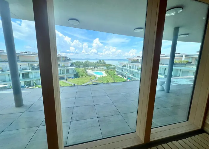 Balatoni Panoramas Lakas Sajat Partszakasszal,Medencevel