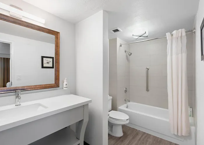 Greentree Inn & Suites Phoenix Sky Harbor