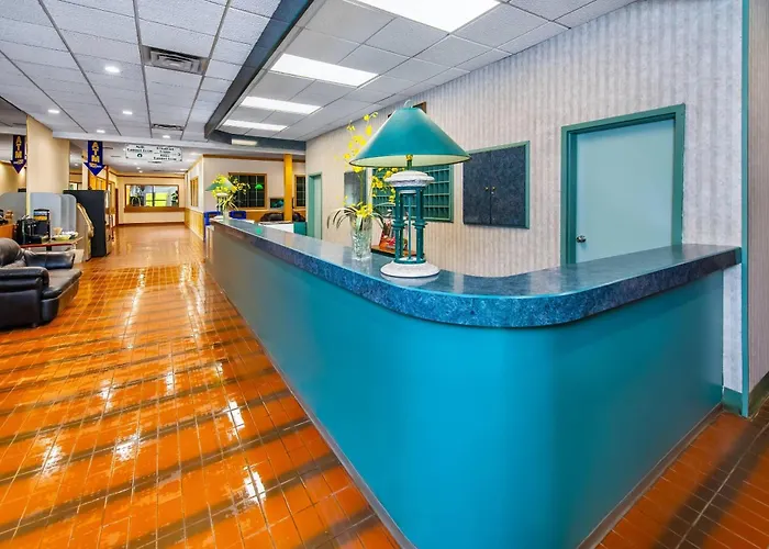Crestwood Hotel