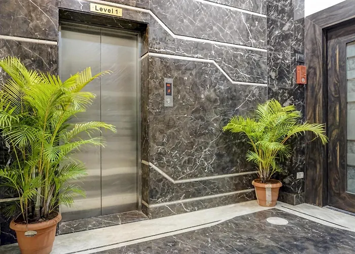 Super Townhouse Oak Regal Inn Near Sant Tukaram Nagar Metro Station