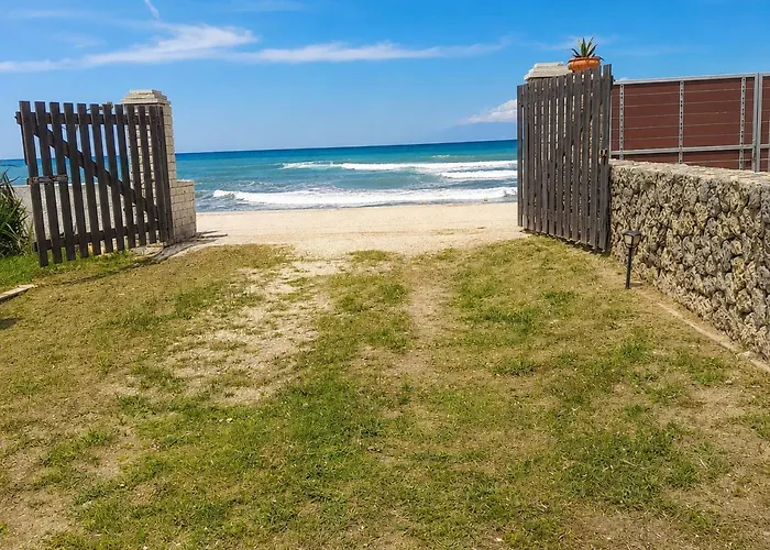 Acharavi, Villa Next To The Beach