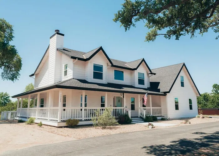 Paso Wine Country Farmhouse With Pool, Spa, Game Room