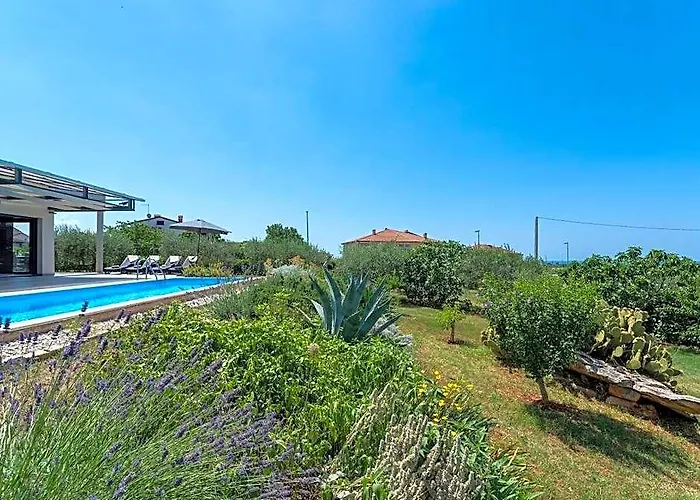 Villa Leandra Comfortable Holiday Residence