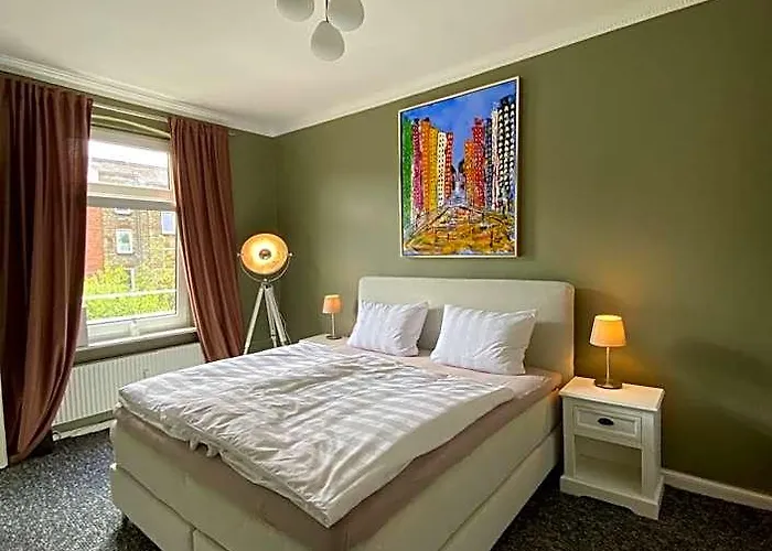 Zentraler Altbaucharme Mit Blick Ueber Die Stadt