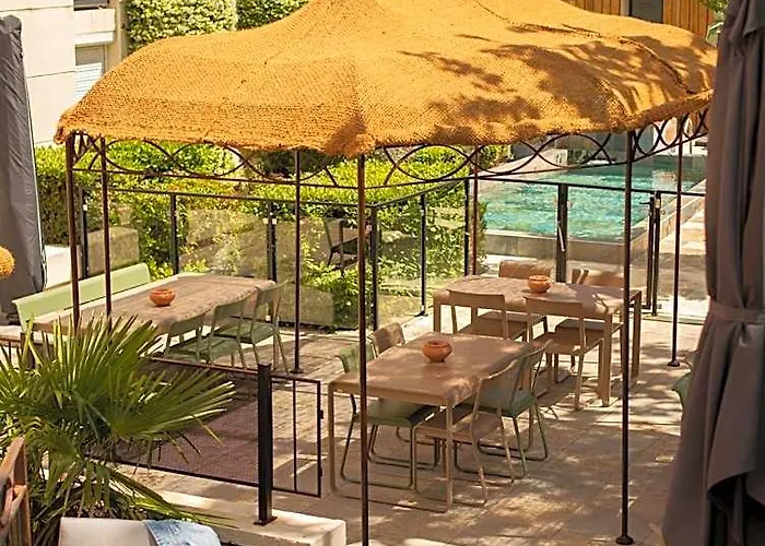 Le Victoria Boutique Hotel - Charme Au Coeur Du Village Historique - Accueil Velo - Seminaire - Bar Lounge - Piscine