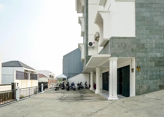Reddoorz Plus Near Universitas Maranatha Bandung 2