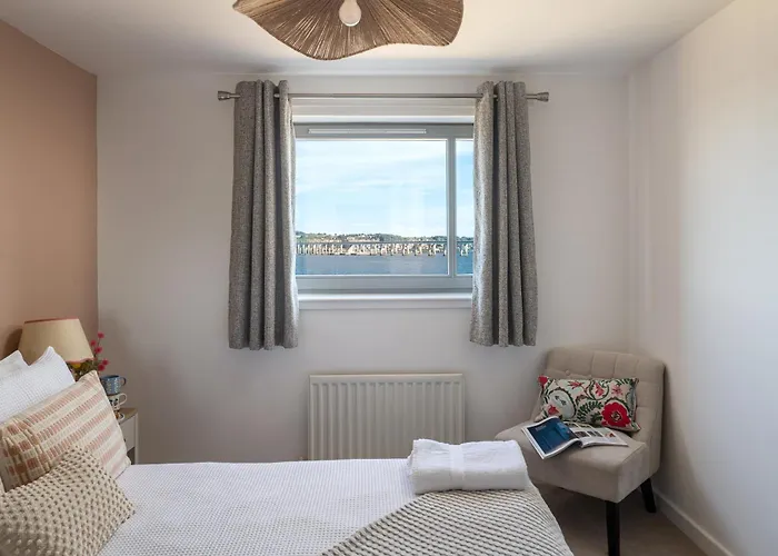 Marine Parade Apartment With River View