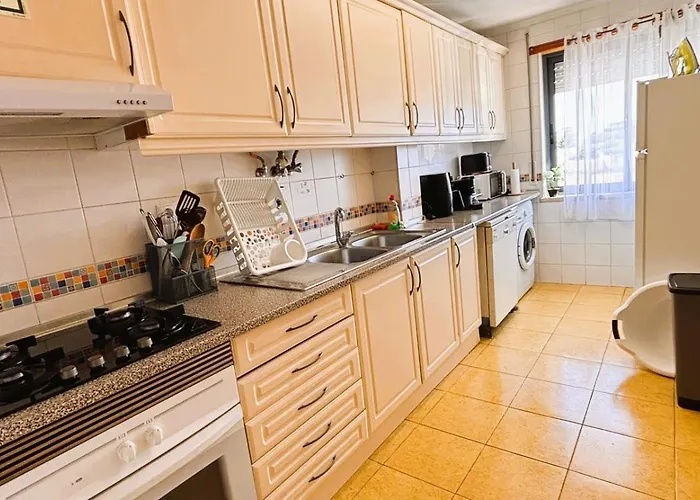 Modern 3 Bed Flat - Beaches, Expo & City Fun - Your Gateway To Lisbon