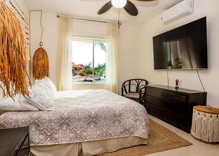 Stunning Large Remodeled Penthouse-Big Canal Views
