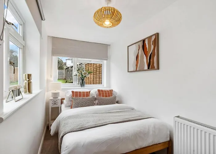 The Guildford Manor - Free Parking - 6 Beds