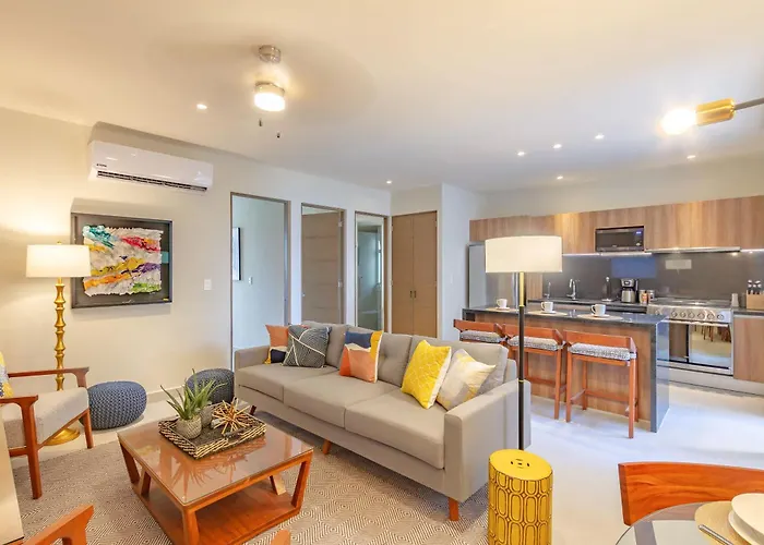 Chic Beachfront Condo Ocean View Rooftop Pools