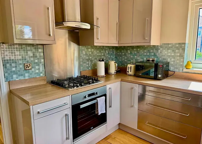 Amanah Properties - Modern 2-Bedroom Home In Harrow For 6 Guests With Free Parking