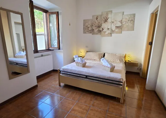 Lily Loggiadeifiori With Private Patio Near Station, Bus And Swiss Boarder